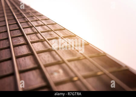 Legno di palissandro bass guitar fret board e stringhe con retroilluminazione closeup Foto Stock