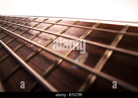 Legno di palissandro bass guitar fret board e stringhe con retroilluminazione closeup Foto Stock