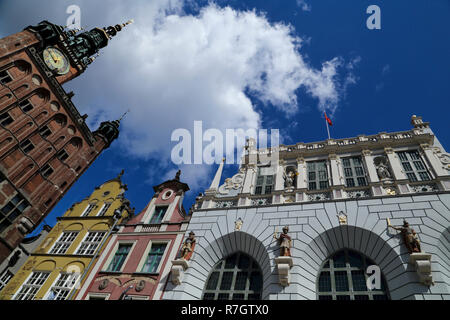 Municipio principale (sinistra) e l'l'Artus Court (a destra) in Gdansk, Polonia Foto Stock