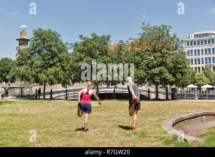 Berlino, Germania - 14 luglio 2018: sport non riconosciuto la gente fare esercizi in Lustgarten park vicino al ponte Friedrichs. Berlino è la capitale e la Germa Foto Stock