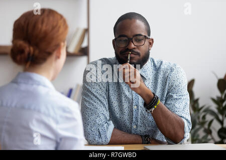 Nero manager esecutivo intervistando femmina per Posizione in azienda Foto Stock