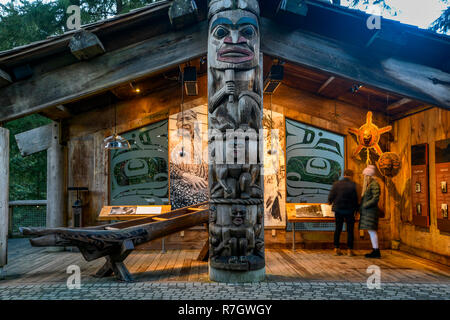 Kia'Palano Prime Nazioni presentano, il Ponte Sospeso di Capilano Park, North Vancouver, British Columbia, Canada Foto Stock