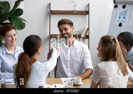 Attività diverse persone sedute in Carica messaggio di saluto agitando mani Foto Stock