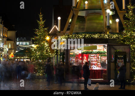 Mercatino di Natale di Treviri di notte con la gente non riconoscibile Foto Stock