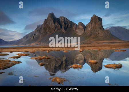 Eystrahorn montagne da Hvalnes faro in Islanda Foto Stock