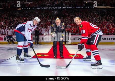 Stati Uniti Capo di Stato Maggiore dell Esercito gen. Mark Milley si prepara a goccia il puck per avviare il Chicago Blackhawks vs Washington capitelli partita di hockey su ghiaccio durante l esercito apprezzamento notte Novembre 11, 2016 a Chicago, Illinois. Milley è stato scelto dal presidente Donald Trump su dicembre 8, 2018 a essere il prossimo presidente del Joint Chiefs. Foto Stock