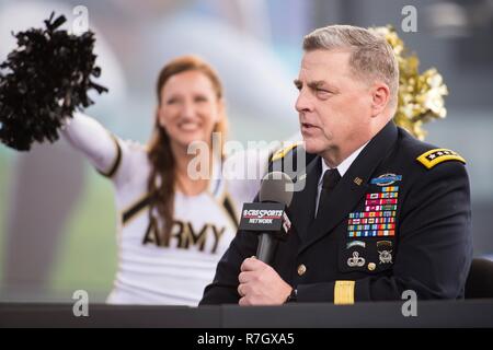 Stati Uniti Capo di Stato Maggiore dell esercito, Gen. Mark Milley, assiste il 116Army-Navy gioco presso il Lincoln Financial Field Dicembre 11, 2015 a Philadelphia, Pennsylvania. Milley è stato scelto dal presidente Donald Trump su dicembre 8, 2018 a essere il prossimo presidente del Joint Chiefs. Foto Stock