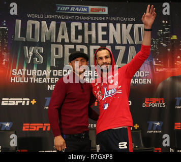 Leggero pugile campione del mondo Vasiliy Lomachenko (L) e Jose Pedraza in posa durante la conferenza stampa prima di unificazione del titolo lotta Foto Stock