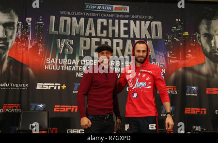 Leggero pugile campione del mondo Vasiliy Lomachenko (L) e Jose Pedraza in posa durante la conferenza stampa prima di unificazione del titolo lotta Foto Stock