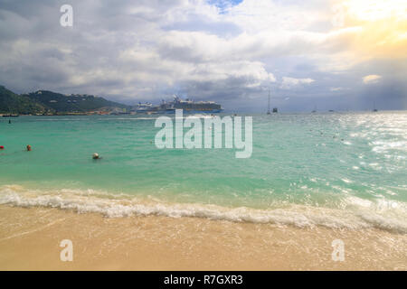 A great Bay beach in Philipsburg, St Maarten - 1 Dicembre 2016 : navi da crociera grande Bay beach sul capitale di St Marteen, Philipsburg Foto Stock