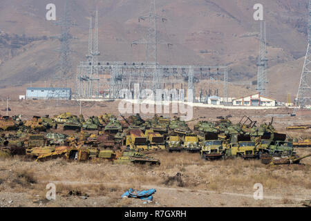 Cimitero di carri armati sovietici utilizzati durante la guerra Soviet-Afghan all'ingresso del Panjshir Valley, Panjshir Provincia, Afghanistan Foto Stock