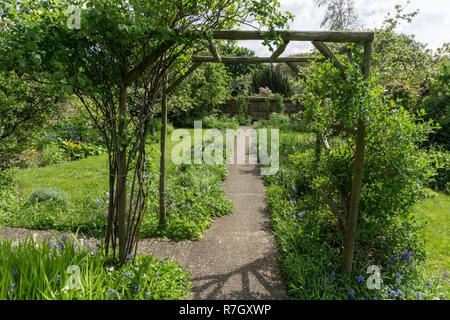 Il fiore walled garden in estate presso il Cowper e Newton museo, Olney, Buckinghamshire, UK Foto Stock