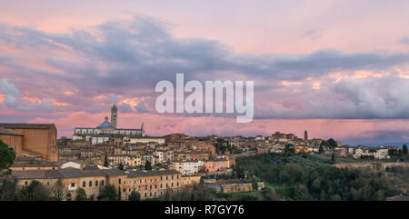 Vista panoramica su Siena città vecchia nel drammatico tramonto rosso luce, Toscana, Italia Foto Stock