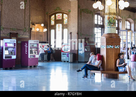 Valencia, Spagna - Luglio 5th, 2018: i passeggeri in attesa hall e le biglietterie automatiche a Valencia la stazione ferroviaria - Estacion del Nord, Spagna. Foto Stock