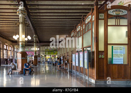 Valencia, Spagna - Luglio 5th, 2018: i passeggeri in attesa hall e biglietterie a Valencia la stazione ferroviaria - Estacion del Nord, Spagna. Foto Stock