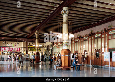 Valencia, Spagna - Luglio 5th, 2018: i passeggeri in attesa hall e biglietterie a Valencia la stazione ferroviaria - Estacion del Nord, Spagna. Foto Stock