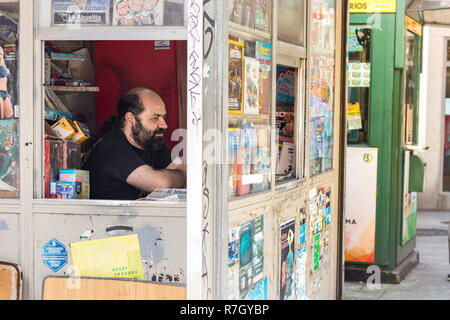 La Coruña, Spagna - Luglio 13th, 2018: un uomo, proprietario del legno di un chiosco, in attesa di clienti a La Coruña, Spagna. Foto Stock