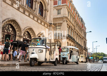 Lisbona, Portogallo - Luglio 9th, 2018: Auto rickshaw o un tuk-tuk parcheggiato in attesa per il passeggero al centro di Lisbona, Portogallo. Foto Stock