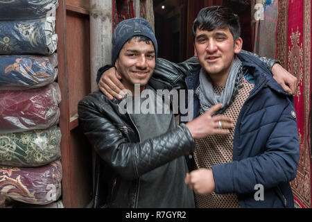 Due amici bazaari a Kabul Bazaar, Kabul, provincia di Kabul, Afghanistan Foto Stock