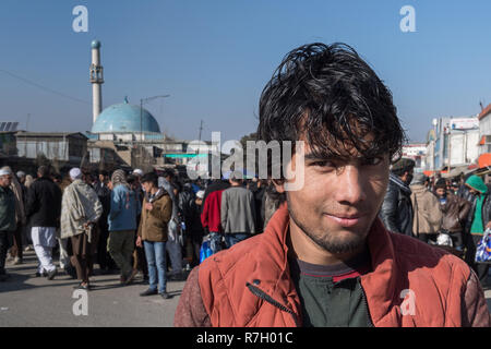 Giovane uomo di fronte a Pul-e Moschea Kheshti, ha detto di essere Osama Bin Laden moschea preferiti, Kabul, provincia di Kabul, Afghanistan Foto Stock