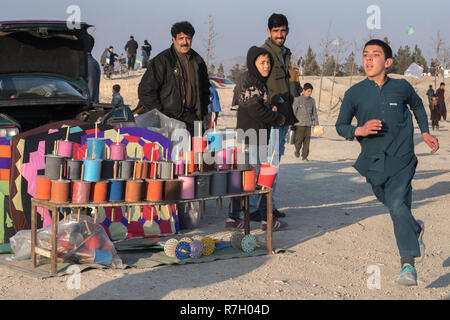 Rulli colorati a volare Kites su un venerdì sera sulla cima di una collina, Kabul, provincia di Kabul, Afghanistan Foto Stock