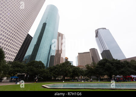 Lo skyline di Houston come visto da Hermann quadrato con obiettivo grandangolare Foto Stock