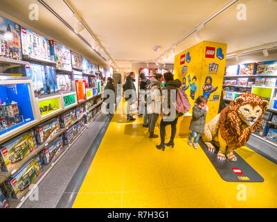 Bologna, Italia - 6 Dicembre 2018: giocattoli store di Bologna, mattoncini Lego. In via Indipendenza di Bologna centro città. Re Leone grande statua. Foto Stock