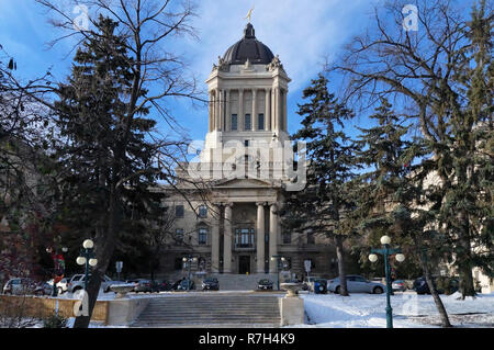 Vista invernale sul Manitoba legislatura edificio. Winnipeg, Manitoba, Canada. Questo è un edificio neoclassico con la Golden Boy statua sulla sua cupola Foto Stock