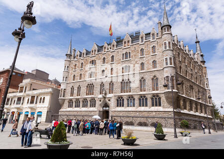 León, Spagna: un gruppo di tour riuniti in Plaza San Marcelo per visitare il Museo Gaudi Casa Botines. Foto Stock