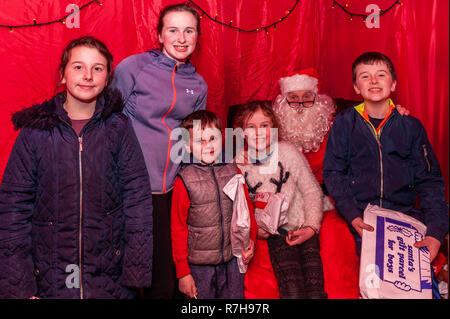 Leap, West Cork, Irlanda. Il 9 dicembre, 2018. Santa compare in terra Leap fino a Natale. Terra LEAP è un evento annuale agevolata da Ger del mondo-famoso Ger's Wild Atlantic Diner in Leap. Visitare Santa questa sera sono stati Emily, Sarah, Luca, Donna e Colm francese, tutti da Bantry. Credito: Andy Gibson/Alamy Live News. Foto Stock