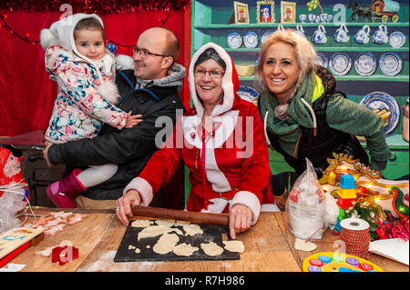 Leap, West Cork, Irlanda. Il 9 dicembre, 2018. Santa compare in terra Leap fino a Natale. Terra LEAP è un evento annuale agevolata da Ger del mondo-famoso Ger's Wild Atlantic Diner in Leap. Aiutare la signora Claus con la sua cottura questa sera erano Alex Siran, Nela Horrathova e Monika Horrathova, tutti da Clonakilty. Credito: Andy Gibson/Alamy Live News. Foto Stock