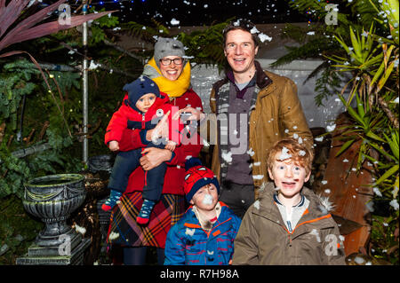 Leap, West Cork, Irlanda. Il 9 dicembre, 2018. Santa compare in terra Leap fino a Natale. Terra LEAP è un evento annuale agevolata da Ger del mondo-famoso Ger's Wild Atlantic Diner in Leap. Getting nevicato su questa sera erano Karen, Cormac, Cathal, Ciarán e Darragh Walsh, tutte dal salto. Credito: Andy Gibson/Alamy Live News. Foto Stock