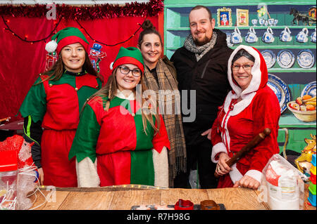 LEAP, West Cork, Irlanda. 9 Dic 2018. Santa sta comparendo a Leap Land fino a Natale. LEAP Land è un evento annuale organizzato da Ger del famoso Ger's Wild Atlantic Diner a Leap. Questa sera, la signora Claus ha aiutato Laura Roycroft e Maebh Barry con Mairead Finn e Michael Collins, entrambi di Cork. Credit: Notizie dal vivo di AG/Alamy. Foto Stock