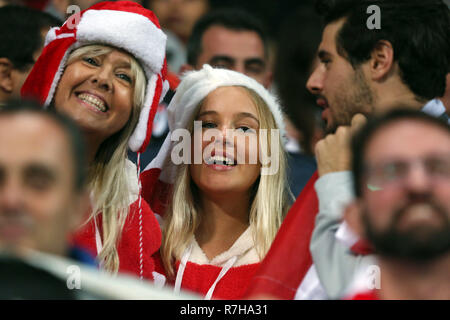 Madrid, Spagna. 09Dec, 2018. Calcio: il Copa Libertadores, finale, River Plate - Boca Juniors in Santiago Bernabeu Stadium. I fan del River Plate in Santa Claus costumi. Credito: Cezaro de Luca/dpa/Alamy Live News Foto Stock