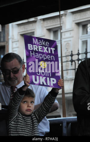 Londra, Regno Unito. 09Dec, 2018. Un giovane ragazzo detiene una targhetta Brexit, all'Brexit significa uscire dalla protesta a Londra, Whitehall. Il Ukip e Brexit elettori sono arrabbiati per PM Theresa Maggio è povero uscire da trattare con l'Europa. Credito: Dario Earl/Alamy Live News Foto Stock