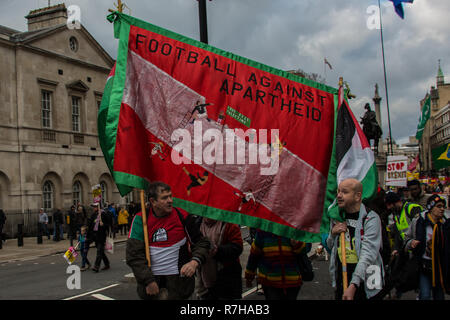 Londra, Regno Unito. Il 9 dicembre, 2018. Migliaia hanno marciato in un anti-razzista contro manifestazione contro l'estrema destra organizzata "Brexit tradimento' marzo a Londra centrale e pesantemente numericamente sopraffatta razzista led UKIP marzo. Credito: David Rowe/Alamy Live News Foto Stock