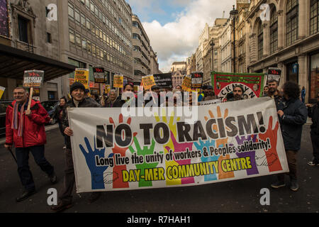 Londra, Regno Unito. Il 9 dicembre, 2018. Migliaia hanno marciato in un anti-razzista contro manifestazione contro l'estrema destra organizzata "Brexit tradimento' marzo a Londra centrale e pesantemente numericamente sopraffatta razzista led UKIP marzo. Credito: David Rowe/Alamy Live News Foto Stock