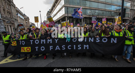 Londra, Regno Unito. Il 9 dicembre, 2018. Migliaia hanno marciato in un anti-razzista contro manifestazione contro l'estrema destra organizzata "Brexit tradimento' marzo a Londra centrale e pesantemente numericamente sopraffatta razzista led UKIP marzo. Credito: David Rowe/Alamy Live News Foto Stock