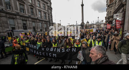 Londra, Regno Unito. Il 9 dicembre, 2018. Migliaia hanno marciato in un anti-razzista contro manifestazione contro l'estrema destra organizzata "Brexit tradimento' marzo a Londra centrale e pesantemente numericamente sopraffatta razzista led UKIP marzo. Credito: David Rowe/Alamy Live News Foto Stock