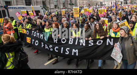 Londra, Regno Unito. Il 9 dicembre, 2018. Migliaia hanno marciato in un anti-razzista contro manifestazione contro l'estrema destra organizzata "Brexit tradimento' marzo a Londra centrale e pesantemente numericamente sopraffatta razzista led UKIP marzo. Credito: David Rowe/Alamy Live News Foto Stock