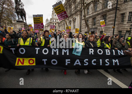 Londra, Regno Unito. Il 9 dicembre, 2018. Migliaia hanno marciato in un anti-razzista contro manifestazione contro l'estrema destra organizzata "Brexit tradimento' marzo a Londra centrale e pesantemente numericamente sopraffatta razzista led UKIP marzo. Credito: David Rowe/Alamy Live News Foto Stock