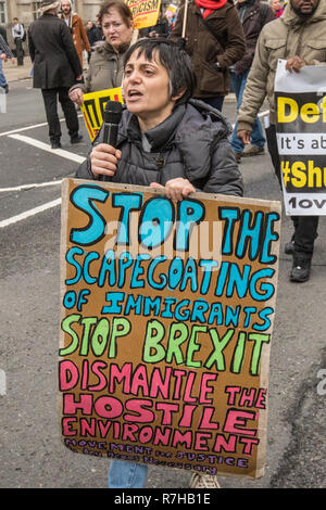 Londra, Regno Unito. Il 9 dicembre, 2018. Migliaia hanno marciato in un anti-razzista contro manifestazione contro l'estrema destra organizzata "Brexit tradimento' marzo a Londra centrale e pesantemente numericamente sopraffatta razzista led UKIP marzo. Credito: David Rowe/Alamy Live News Foto Stock