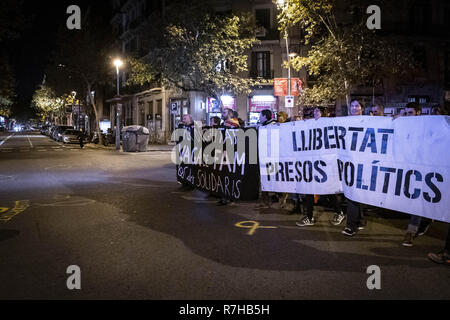 Barcellona, in Catalogna, Spagna. Il 9 dicembre, 2018. Manifestanti hanno visto con il banner che passano attraverso il centro della città durante la protesta.di persone hanno manifestato a Barcellona in solidarietà con i quattro prigionieri politici (JoaquÃ n-forma, Jordi SÃ nchez, Josep Rull e Jordi Turull) in prigione che raggiungono il loro decimo giorno di sciopero della fame. Credito: Paco Freire SOPA/images/ZUMA filo/Alamy Live News Foto Stock