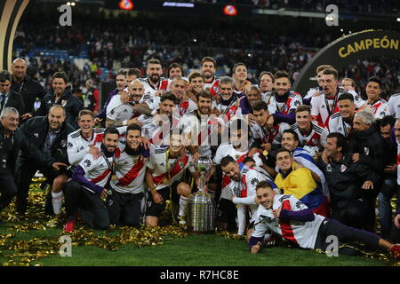 Madrid, Spagna. 09Dec, 2018. Calcio: il Copa Libertadores, finale, River Plate - Boca Juniors in Santiago Bernabeu Stadium. I giocatori del River Plate allegria dopo aver vinto il gioco con il trofeo. Credito: Cezaro de Luca/dpa/Alamy Live News Foto Stock