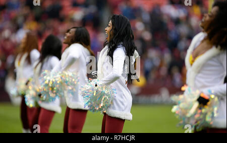 Landover, MD, Stati Uniti d'America. Il 9 dicembre, 2018. Washington Redskins cheerleaders eseguire durante un NFL partita di calcio tra Washington Redskins e New York Giants a FedEx in campo Landover, MD. Justin Cooper/CSM/Alamy Live News Foto Stock