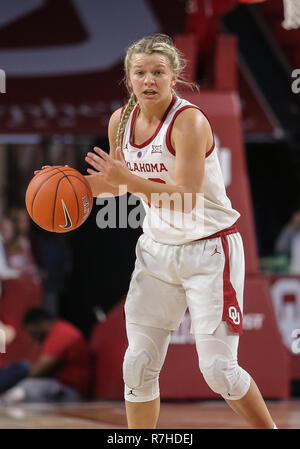 Norman, OK, Stati Uniti d'America. 09Dec, 2018. Università di Oklahoma Guard Tatum Veitenheimer (32) durante una partita di basket tra la DePaul Blue Demons e Oklahoma Sooners Lloyd Centro nobile in Norman, OK. Siegel grigio/CSM/Alamy Live News Foto Stock