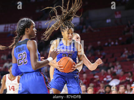 Norman, OK, Stati Uniti d'America. 09Dec, 2018. DePaul University in avanti Mart"e grigio (35) fissa la palla durante una partita di basket tra la DePaul Blue Demons e Oklahoma Sooners Lloyd Centro nobile in Norman, OK. Siegel grigio/CSM/Alamy Live News Foto Stock