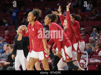 Norman, OK, Stati Uniti d'America. 09Dec, 2018. L'Oklahoma prima panchina celebra durante una partita di basket tra la DePaul Blue Demons e Oklahoma Sooners Lloyd Centro nobile in Norman, OK. Siegel grigio/CSM/Alamy Live News Foto Stock