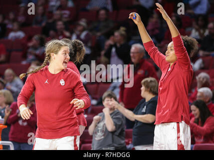 Norman, OK, Stati Uniti d'America. 09Dec, 2018. L'Oklahoma prima panchina celebra durante una partita di basket tra la DePaul Blue Demons e Oklahoma Sooners Lloyd Centro nobile in Norman, OK. Siegel grigio/CSM/Alamy Live News Foto Stock