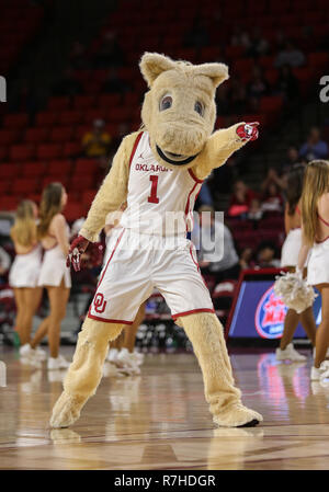 Norman, OK, Stati Uniti d'America. 09Dec, 2018. Una università di Oklahoma mascotte durante una partita di basket tra la DePaul Blue Demons e Oklahoma Sooners Lloyd Centro nobile in Norman, OK. Siegel grigio/CSM/Alamy Live News Foto Stock